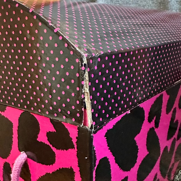 π₯π₯ RARE Betsey Johnson Hot Pink Polka Dots and Black Hearts Trunk - Picture 7 of 9